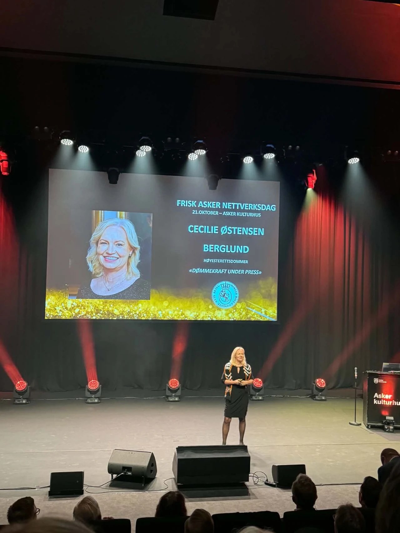 Supreme Court justice Cecilie Østensen Berglund on stage with her talk on judgment under pressure