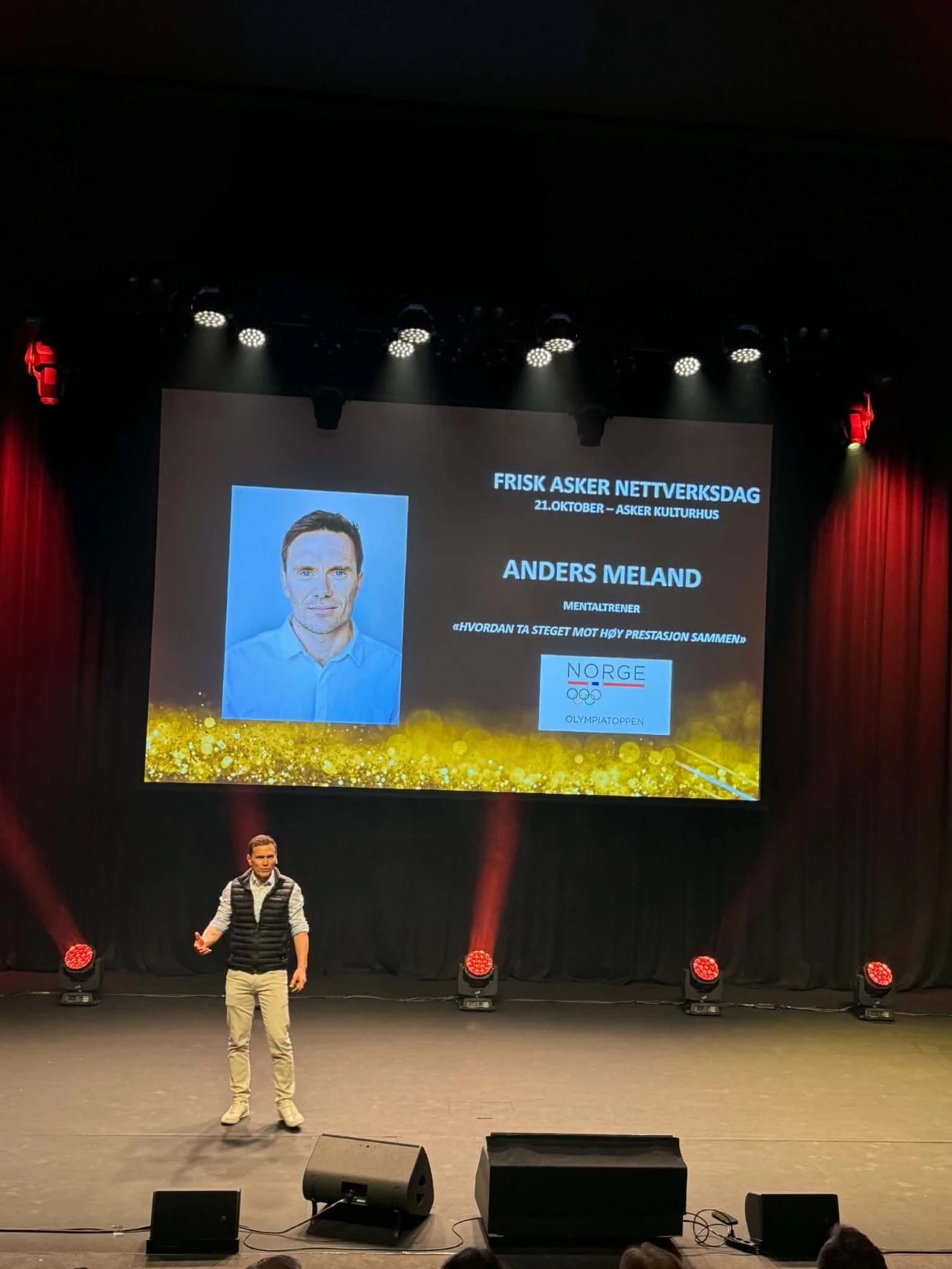 Mental coach Anders Meland from Olympiatoppen on stage in the Asker culture house