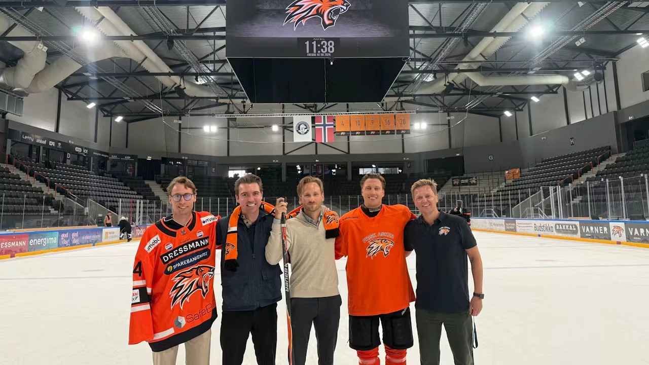 På isen i Askerhallen sammen med Frisk Asker, med Frisk-drakter og tigerlogoen på storskjermen